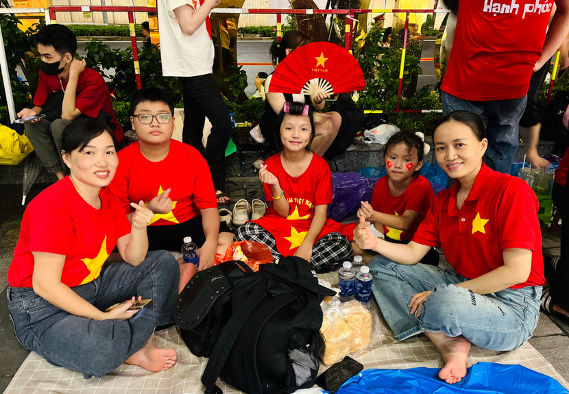 Gia đình chị Nguyễn Hoàn (bìa phải) từ Hoài Đức lên, háo hức chờ tới sáng 30/8 để chờ xem các khối Công an, Quân đội diễu binh qua