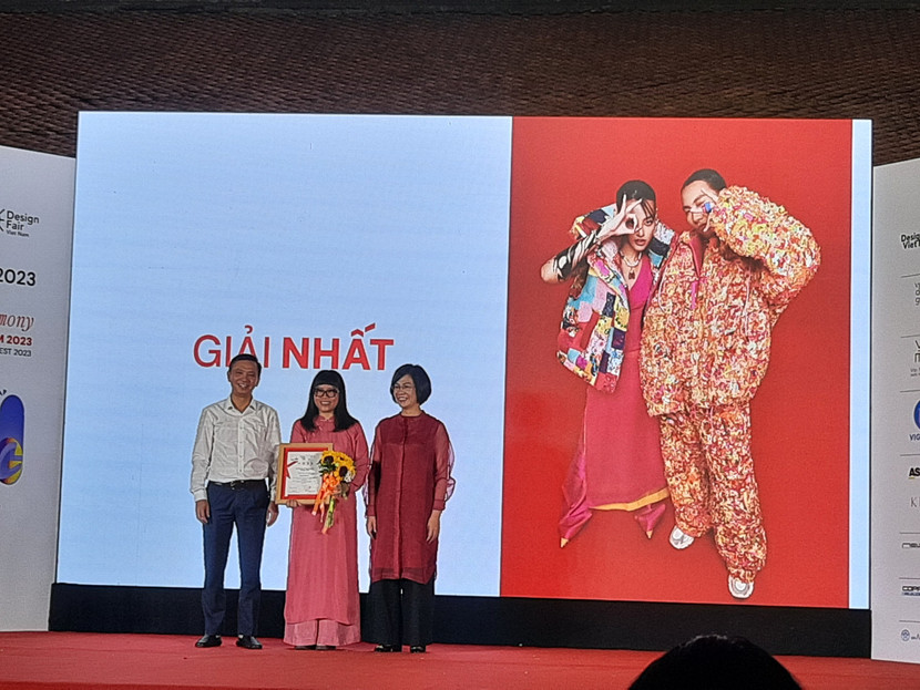 Ban tổ chức trao giải Nhất cho đại diện tác giả Nguyễn Khai Tâm. Ban tổ chức trao giải Nhất cho đại diện tác giả Nguyễn Khai Tâm.