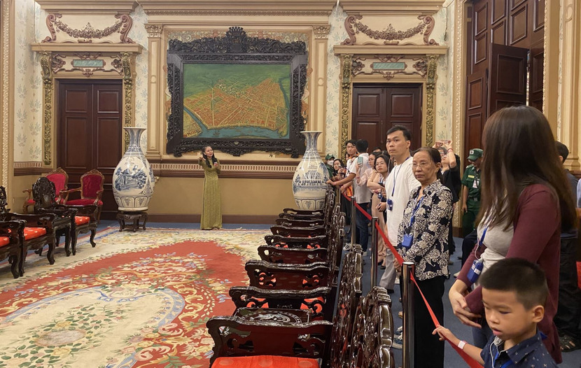 Du khách tham quan kiến trúc bên trong trụ sở UBND-HĐND thành phố Hồ Chí Minh. Du khách tham quan kiến trúc bên trong trụ sở UBND-HĐND thành phố Hồ Chí Minh.