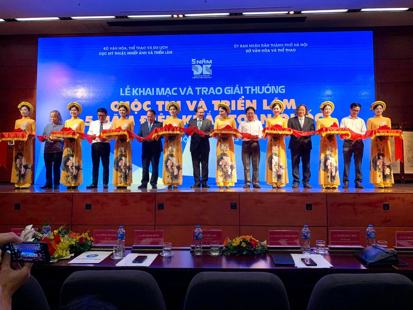 Các đại biểu cắt băng khia mạc triển lãm.