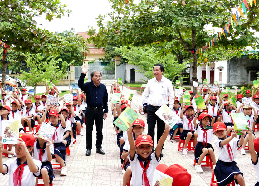 Nhà thơ Nguyễn Quang Thiều tại buổi trao tặng sách. Nhà thơ Nguyễn Quang Thiều tại buổi trao tặng sách.