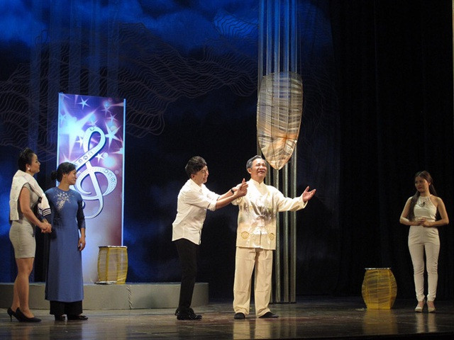 Vở kịch "Dưới ánh đèn" do NSND Trần Nhượng đạo diễn Vở kịch "Dưới ánh đèn" do NSND Trần Nhượng đạo diễn