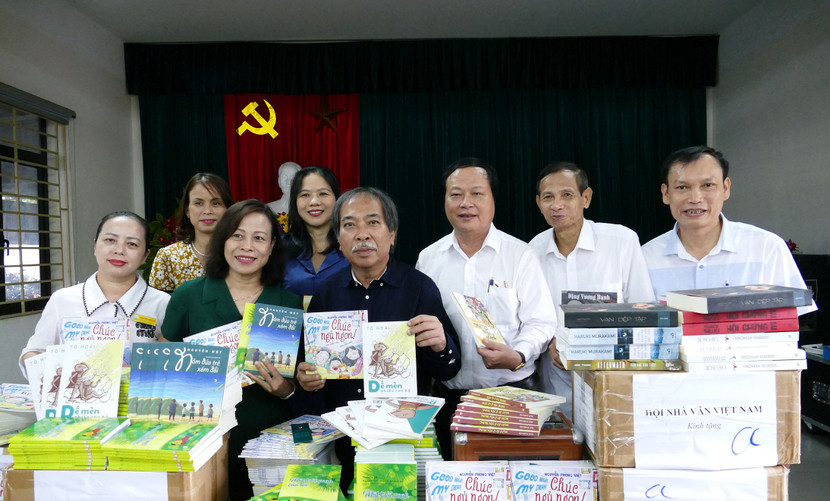 Trao tặng sách tại trường THCS Hoàng Xuân Hãn Trao tặng sách tại trường THCS Hoàng Xuân Hãn