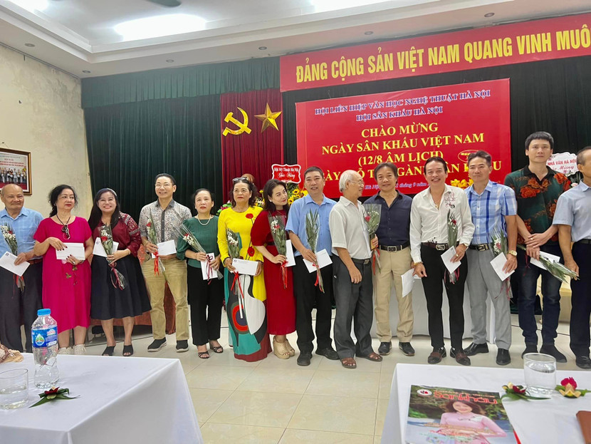 16 hội viên được kết nạp vào Hội Sân khấu Hà Nôi đợt này.