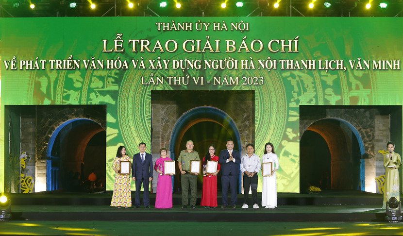 Đại diện các tác giả, nhóm tác giả đoạt giải C. Đại diện các tác giả, nhóm tác giả đoạt giải C.