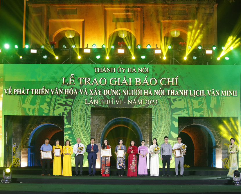 BTC trao giải A cho các nhóm tác giả. BTC trao giải A cho các nhóm tác giả.