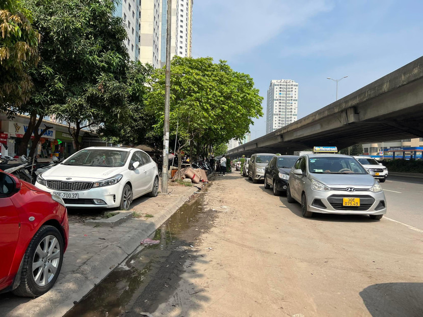 Xe ô tô đỗ hai hàng tràn cả xuống lòng đường