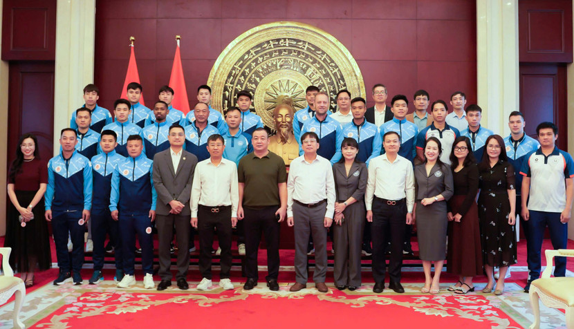 Các thành viên CLB Công an Hà Nội cùng đại diện Đại sứ quán, Cơ quan đại diện Bộ Công an Việt Nam tại Trung Quốc chụp ảnh lưu niệm