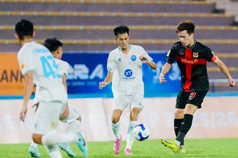 CLB Xuân Thiện Phú Thọ (áo trắng) biến động chóng mặt trước khi chính thức thi đấu giải hạng Nhất quốc gia 2025/26