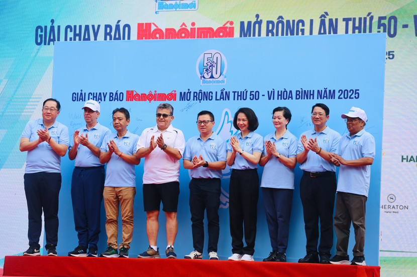 Đại biểu, đại diện các Đại sứ quán cùng nhau ký Cờ hoà bình Đại biểu, đại diện các Đại sứ quán cùng nhau ký Cờ hoà bình