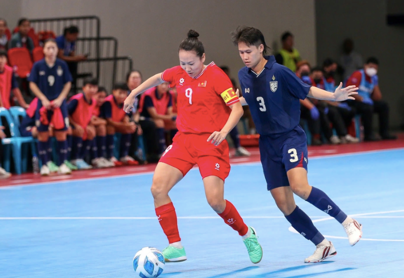 Việt Nam (áo đỏ) thắng Thái Lan 2-1 trong trận chung kết futsal nữ Đông Nam Á 2024