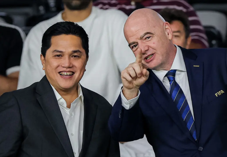 Chủ tịch PSSI Erick Thohir (trái) và Chủ tịch FIFA Gianni Infantino