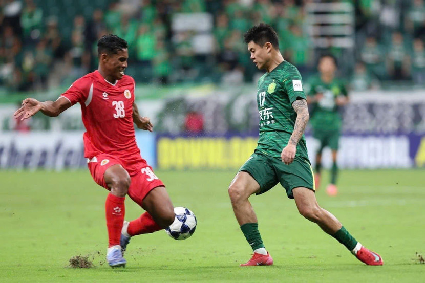 Sau tiếng còi khai cuộc, Công an Hà Nội (áo đỏ) tạo thế trận lấn lướt chủ nhà Bắc Kinh Quốc An