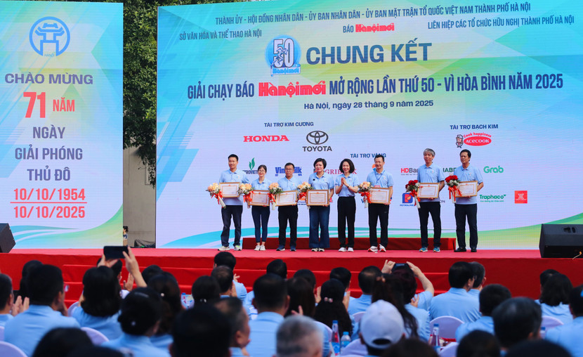 Phó chủ tịch UBND TP Hà Nội Vũ Thu Hà trao Bằng khen của thành phố cho các đơn vị có thành tích xuất sắc Phó chủ tịch UBND TP Hà Nội Vũ Thu Hà trao Bằng khen của thành phố cho các đơn vị có thành tích xuất sắc