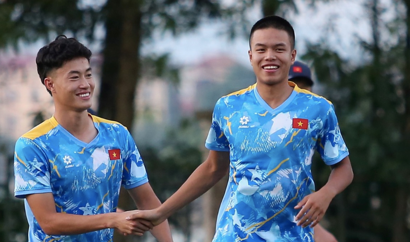 Trần Thành Trung (phải) vui vẻ tập luyện cùng đồng đội sau khi mất tên ở danh sách chính thức U23 Việt Nam dự vòng loại châu Á 2026. Trần Thành Trung (phải) vui vẻ tập luyện cùng đồng đội sau khi mất tên ở danh sách chính thức U23 Việt Nam dự vòng loại châu Á 2026.