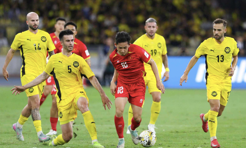 Sau vụ nhập tịch lậu 7 cầu thủ bị phanh phui, tuyển Malaysia "thiệt đơn thiệt kép" và gần như không còn cửa tranh vé với tuyển Việt Nam