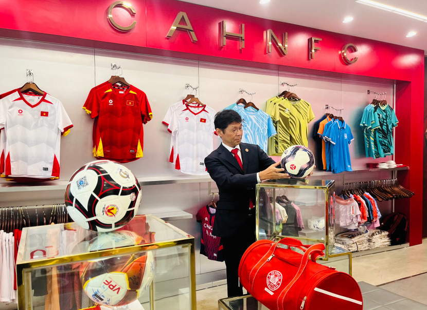 Ông Jun Togari tham quan gian hàng của CLB Công an Hà Nội Ông Jun Togari tham quan gian hàng của CLB Công an Hà Nội