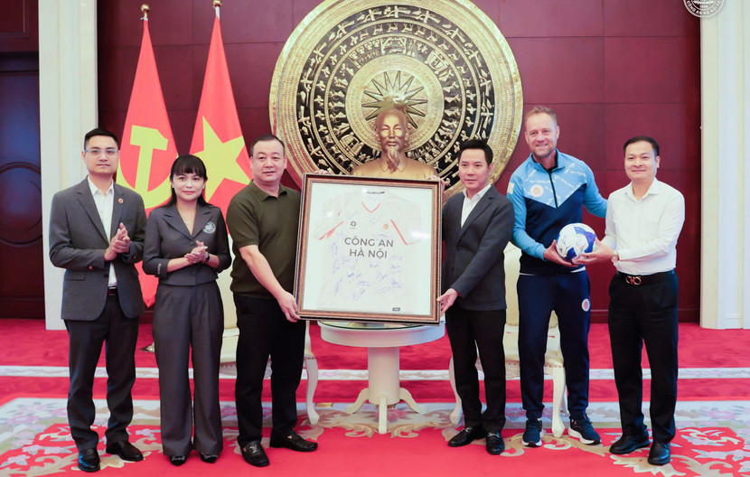 Đại diện CLB Công an Hà Nội trao tặng chiếc áo đấu có chữ ký các thành viên cho Đại sứ quán Việt Nam tại Bắc Kinh