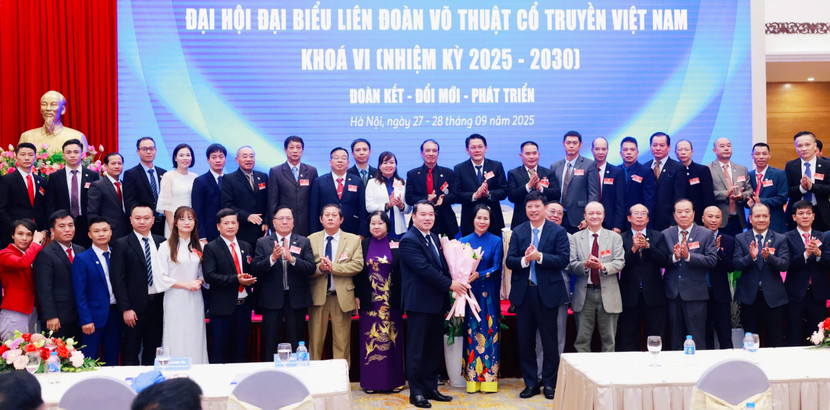 Ban Chấp hành Liên đoàn Võ thuật cổ truyền Việt Nam nhiệm kỳ VI ra mắt và đón nhận bó hoa tươi thắm cùng lời chúc thành công từ Phó Cục trưởng Cục Thể dục thể thao Việt Nam Lê Thị Hoàng Yến