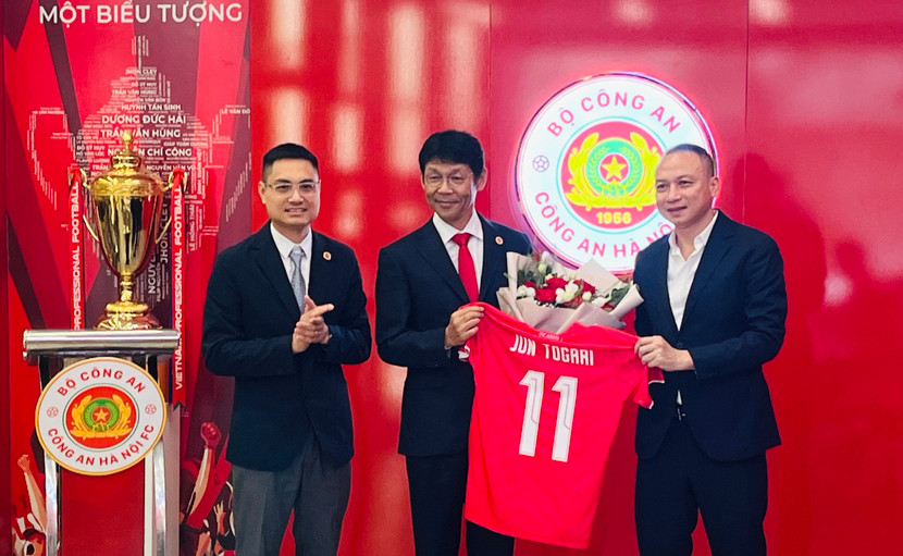 Giám đốc Thương mại Jun Togari cầm trên tay chiếc áo số 11, hàm ý mang may mắn, tốt lành đến với CLB Công an Hà Nội Giám đốc Thương mại Jun Togari cầm trên tay chiếc áo số 11, hàm ý mang may mắn, tốt lành đến với CLB Công an Hà Nội