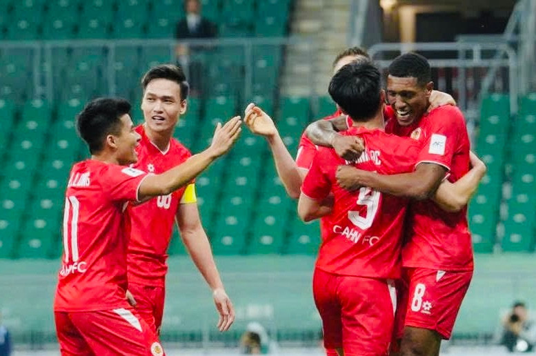 Vitao cùng các cầu thủ Công an Hà Nội ăn mừng bàn mở tỉ số