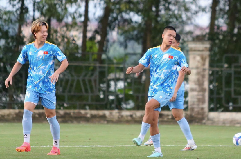 Lê Victor là cầu thủ Việt kiều duy nhất của U23 Việt Nam dự vòng loại châu Á, sau khi Trần Thành Trung (phải) bị loại do chưa đạt thể trạng tốt nhất