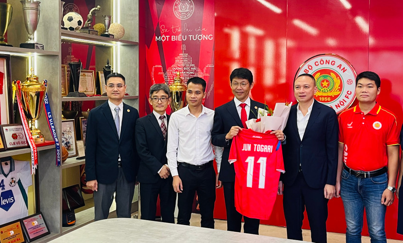 Tân Giám đốc thương mại Jun Togari trong ngày ra mắt CLB Công an Hà Nội