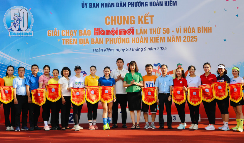 Ban tổ chức tặng cờ lưu niệm cho đại diện các đoàn tham dự chung kết Ban tổ chức tặng cờ lưu niệm cho đại diện các đoàn tham dự chung kết