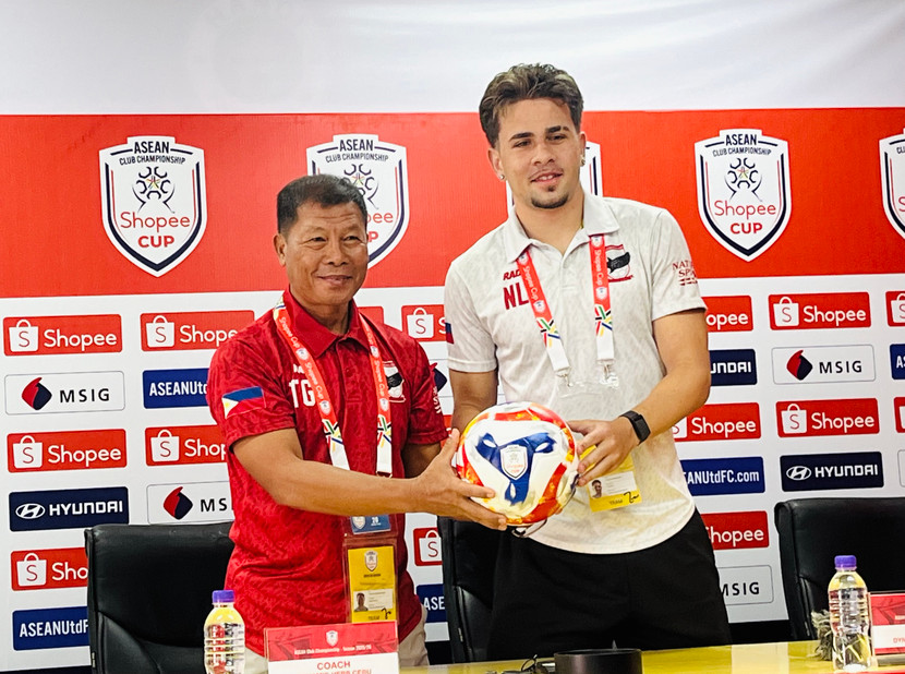 HLV Glenn Ramos và cầu thủ River Leddel của CLB Cebu tại họp báo trưa 23-9