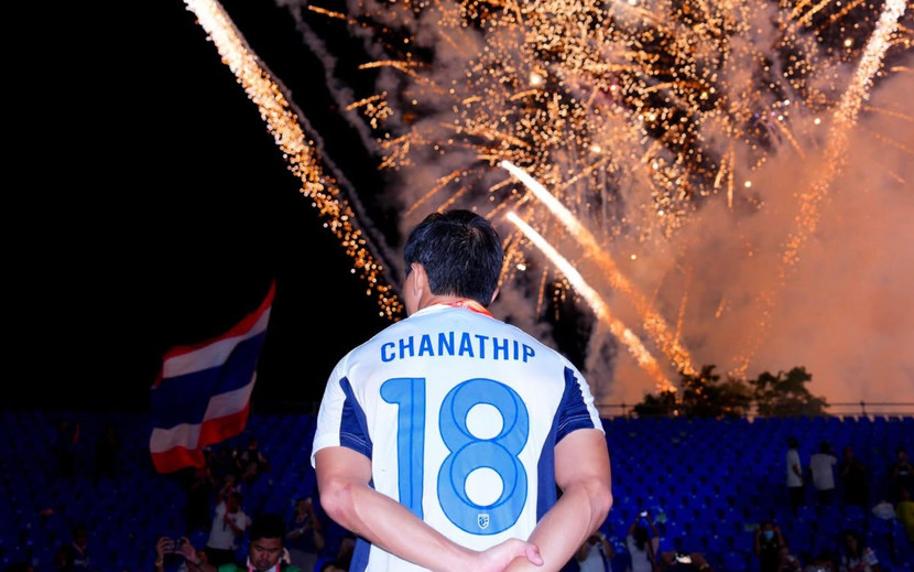 Đội trưởng tuyển Thái Lan - Chanathip lặng lẽ nhìn màn pháo hoa trên sân nhà mừng khách mời Iraq đăng quang King&apos;s Cup 2025