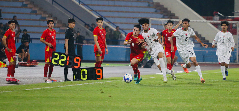 HLV Kim Sang-sik thay một lần 3 cầu thủ ở phút 39