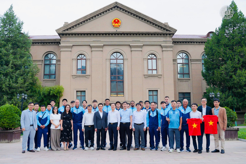 Thầy trò HLV Polking đón nhận tình cảm, lời chúc tốt đẹp từ Đại sứ quán, kiều bào Việt Nam tại Trung Quốc