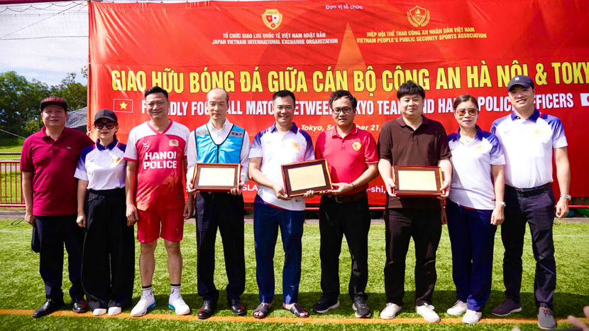 Đại tá Nguyễn Ngọc Quyền - Phó Giám đốc CATP Hà Nội, Trưởng đoàn công tác - cùng các thành viên đoàn tặng quà, giao lưu với Cảnh sát Tokyo