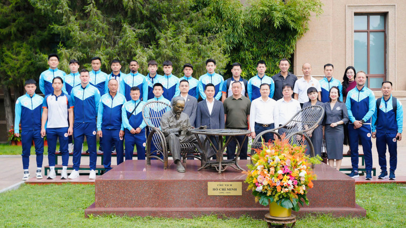 Ban huấn luyện cùng cầu thủ CLB Công an Hà Nội chụp ảnh lưu niệm bên tượng Chủ tịch Hồ Chí Minh trong khuôn viên Đại sứ quán