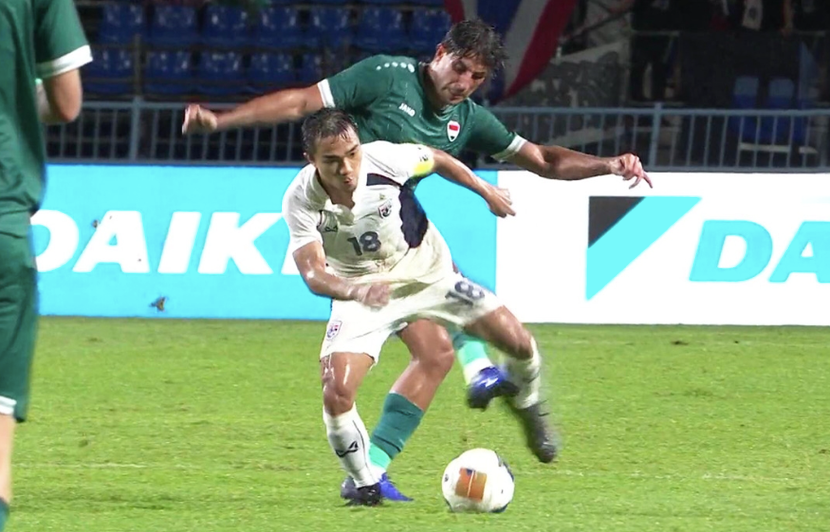 Chanathip bị cầu thủ Iraq sút thẳng vào chân