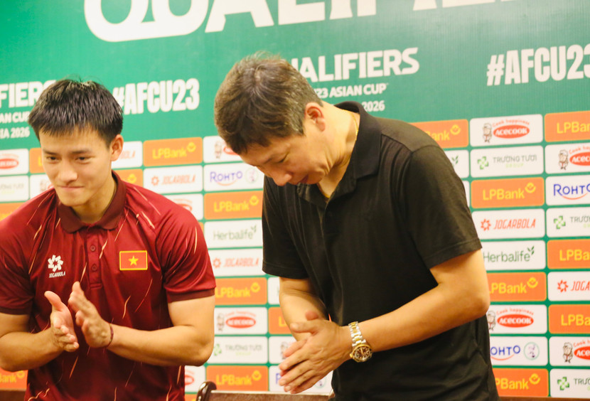 HLV Kim Sang-sik cúi đầu cảm ơn người hâm mộ sau chiến dịch vòng loại U23 châu Á