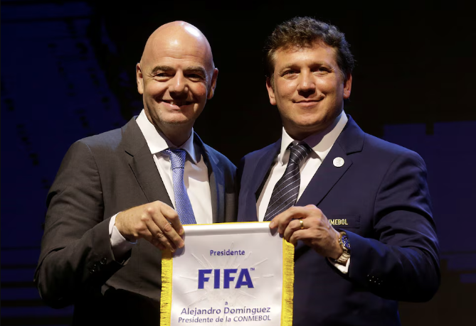 Chủ tịch FIFA Gianni Infantino (trái) và Chủ tịch Liên đoàn bóng đá Nam Mỹ - Alejandro Dominguez
