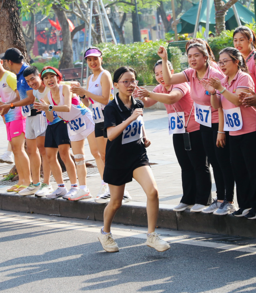 Đông đảo khán giả, VĐV cổ vũ cho các em học sinh Đông đảo khán giả, VĐV cổ vũ cho các em học sinh