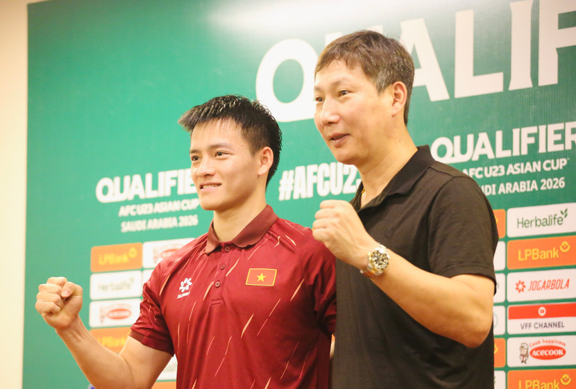 HLV Kim Sang-sik cùng Thanh Nhàn tại họp báo sau trận thắng Yemen tối 9-9
