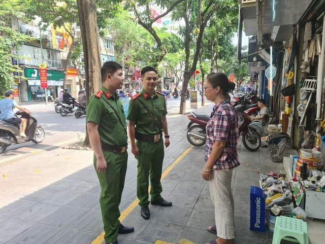 CAP Ngô Thì Nhậm (quận Hai Bà Trưng) trao đổi với người dân trên tuyến Phố Huế CAP Ngô Thì Nhậm (quận Hai Bà Trưng) trao đổi với người dân trên tuyến Phố Huế
