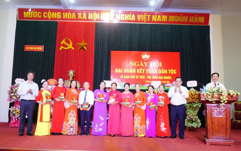 Các đồng chí lãnh đạo tặng quà, chia vui và chúc mừng người dân Tổ dân phố Tế Tiêu