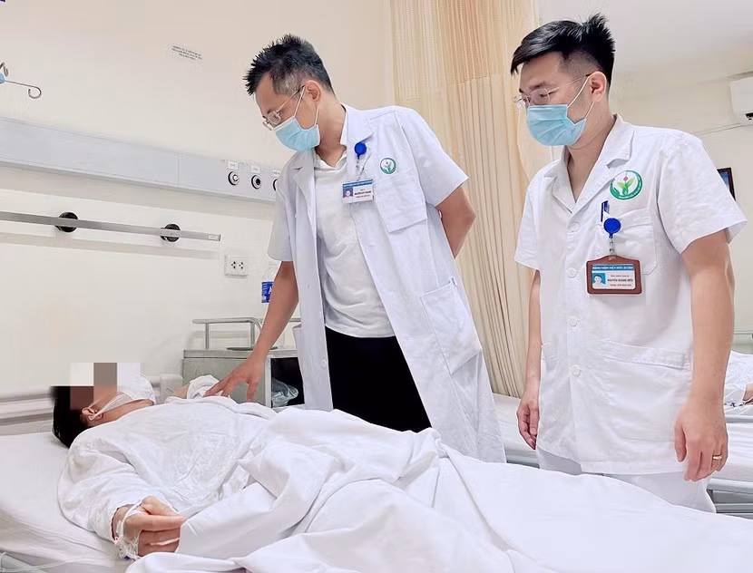 Bác sĩ Nguyễn Duy Khánh khám lại cho bệnh nhân sau phẫu thuật dương vật