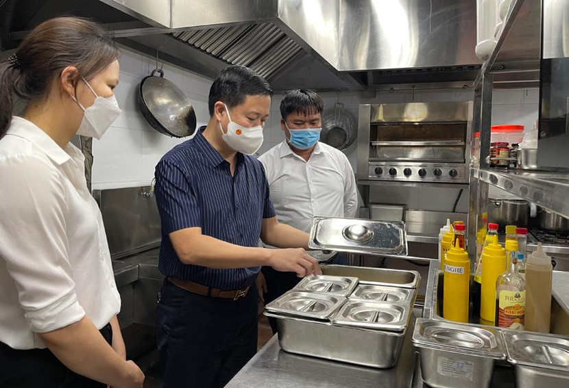 Kiểm tra an toàn thực phẩm tại nhà hàng Chân Mây, quận Long Biên. Kiểm tra an toàn thực phẩm tại nhà hàng Chân Mây, quận Long Biên.