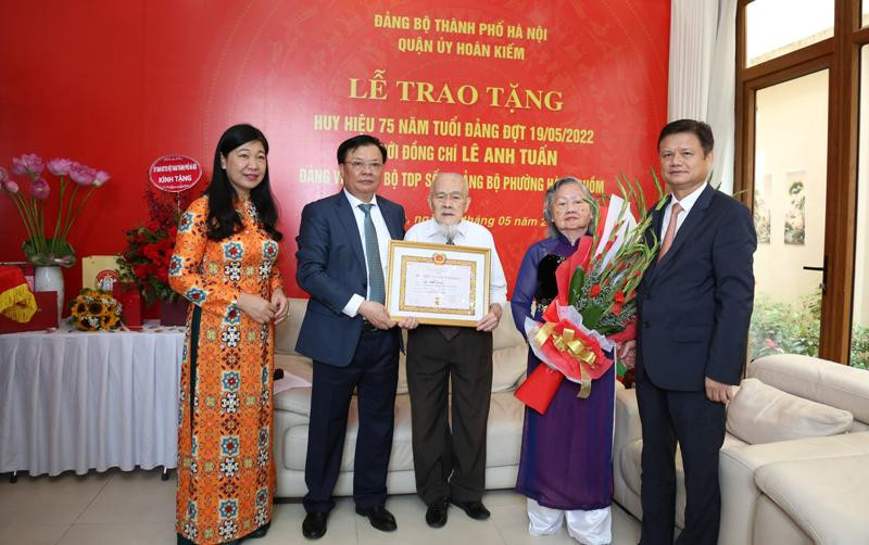 Bí thư Thành ủy Đinh Tiến Dũng và lãnh đạo thành phố chúc mừng gia đình đồng chí Lê Anh Tuấn