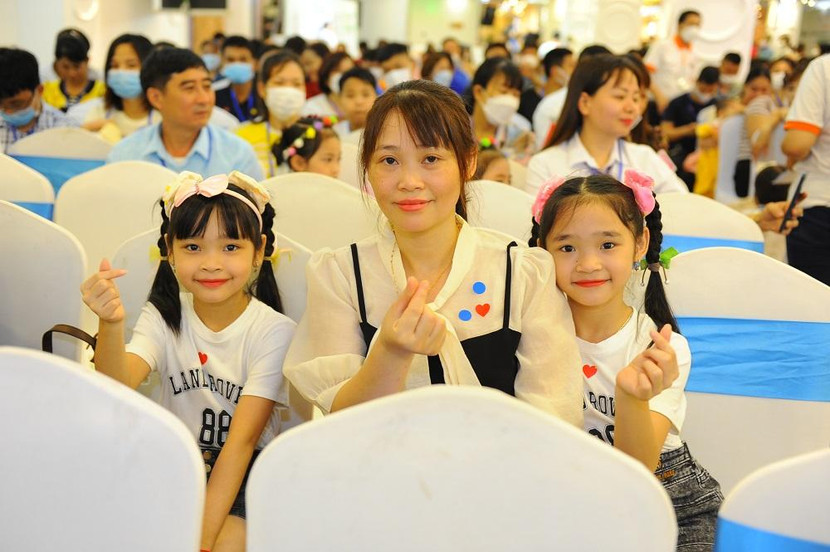 Một gia đình tham gia sự kiện Tuần lễ vàng ươm mầm hạnh phúc 2022