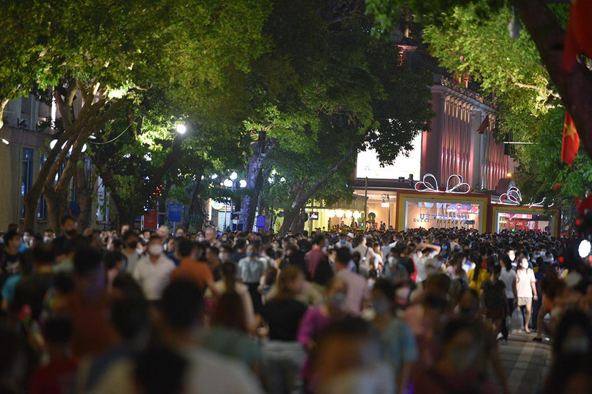 Phố đi bộ Hồ Gươm đông nghẹt người tối 30-4 Phố đi bộ Hồ Gươm đông nghẹt người tối 30-4