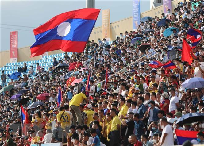 Khán giả cổ vũ một trận bóng đá tại SEA Games 31