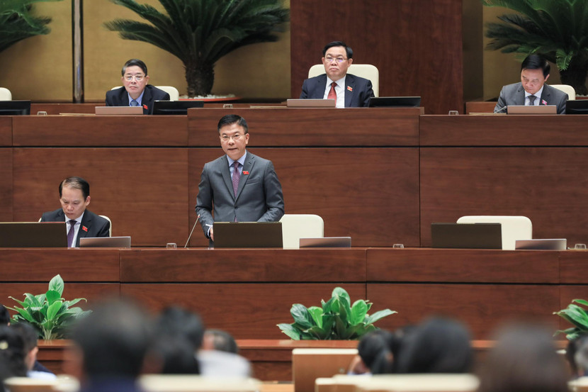 Bộ trưởng Bộ Tư pháp Lê Thành Long phát biểu tại Quốc hội sáng 24-5