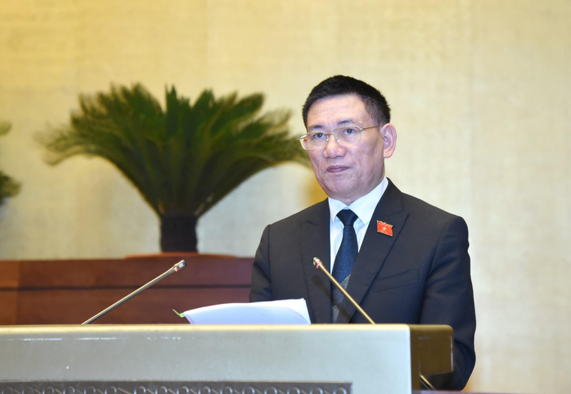 Bộ trưởng Bộ Tài chính Hồ Đức Phớc báo cáo tại phiên họp
