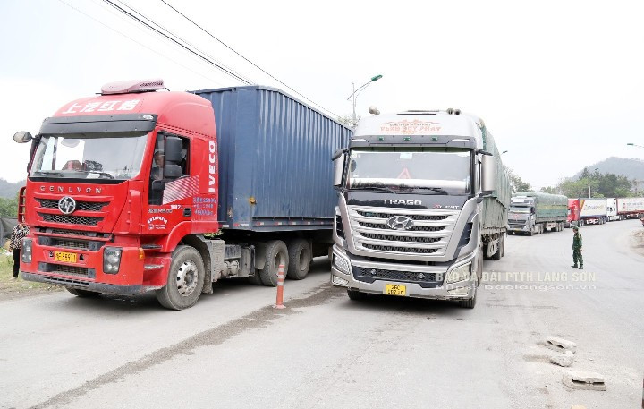 Thông quan hàng hóa qua cửa khẩu khu vực tỉnh Lạng Sơn diễn ra bình thường trong dịp nghỉ lễ